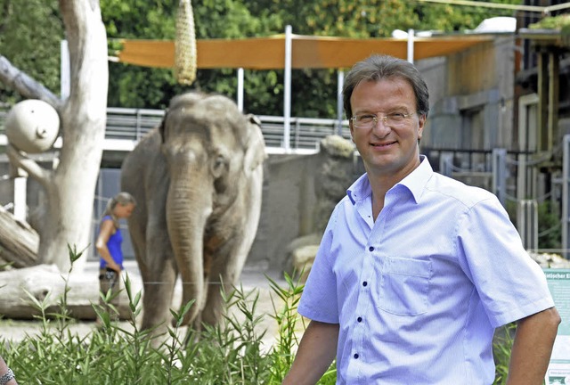 Der neue Chef Matthias Reinschmidt vor dem Karlsruher Elefantenhaus  | Foto: Stefan Jehle
