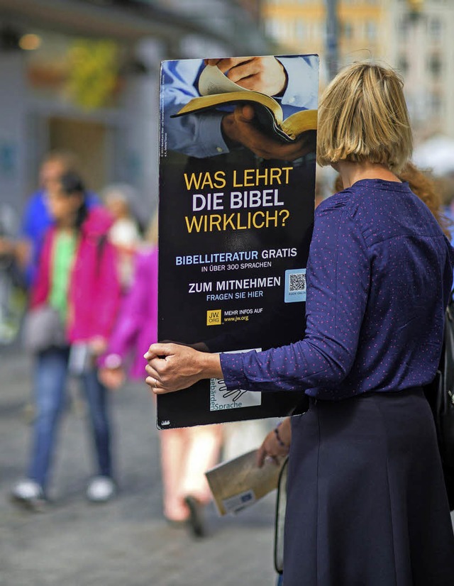 Zeugen Jehovas am Viktualienmarkt in Mnchen  | Foto: dpa