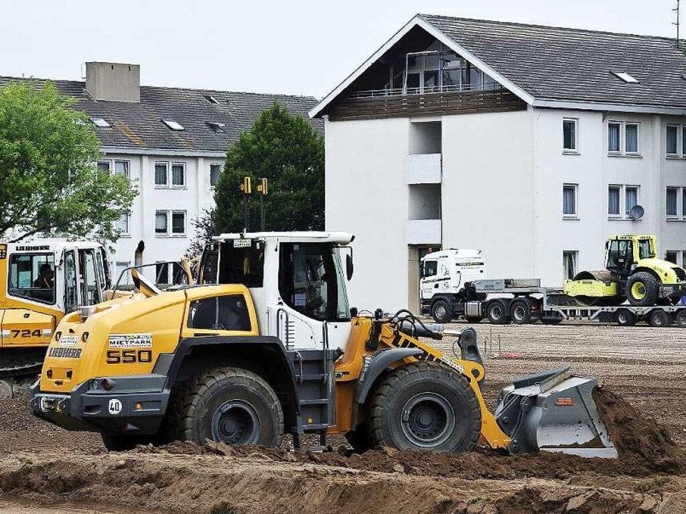 Baumaschinen da, wo bisher ein Kickpla...rovisorischen Erstaufnahmeeinrichtung.  | Foto: Thomas Kunz