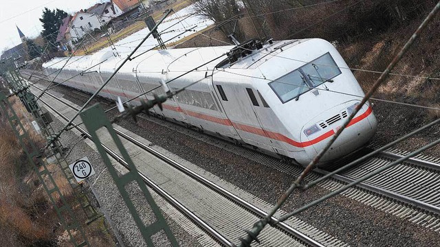 Der Zug aus Mllheim und Auggen fhrt in Richtung Gerichtssaal.  | Foto: dpa