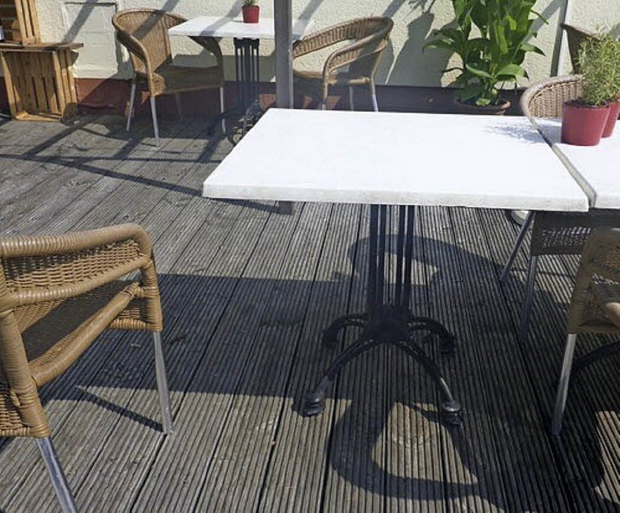 Solche Tische und Stühle nahmen die Diebe mit.  | Foto: Polizei