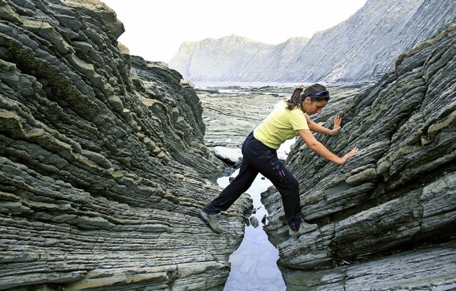 Spektakulr: Der Flysch-Kstenwanderwe...e knstlich anmutende Felslandschaft.   | Foto: dpa