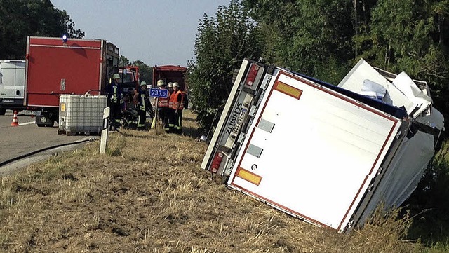 Ein umgekippter Laster bescherte der E... Einsatz auf der Autobahn bei Riegel.   | Foto: Feuerwehr