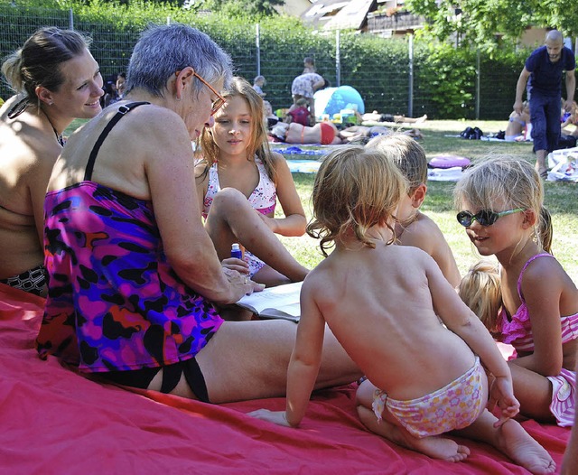 Freibadgeschichten, Lesepatin der Medi...lberger, liest im Freibad Mllheim vor  | Foto: Sophia Hesser