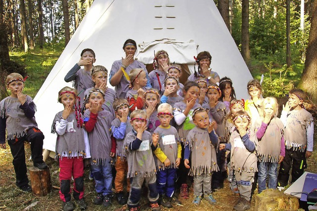 Die ganze Indianertruppe vor dem groen Tipi.   | Foto: Cornelia Selz