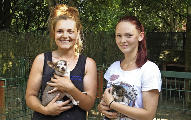 Die Praktikantinnen Samantha Heidt (l.... und Stefanie Palinkas (r)  mit Norra.  | Foto:  Julia Reinbold