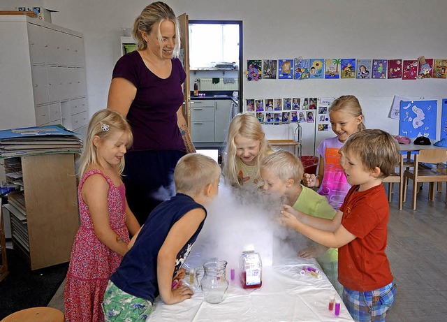 Da staunten die Kindergartenkinder nic...adi zeigte ihnen, wie Nebel entsteht.   | Foto: ZVG