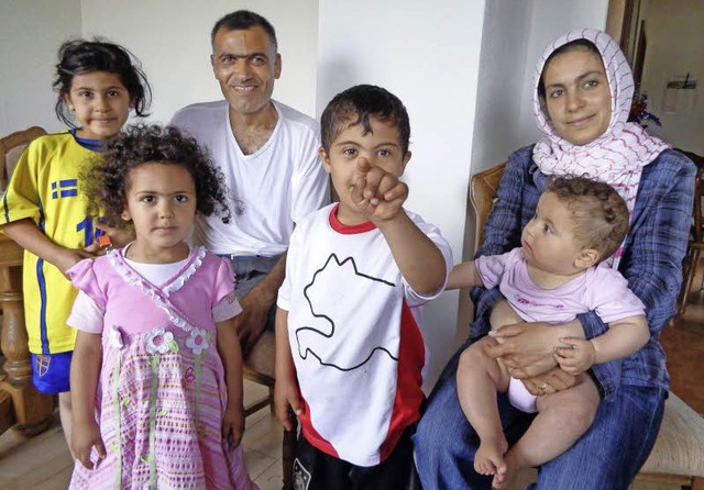 Ehepaar  Nesrine al-Masri und Abdulsatar al-Khatib mit ihren vier  Kindern   | Foto: Annemarie Rsch