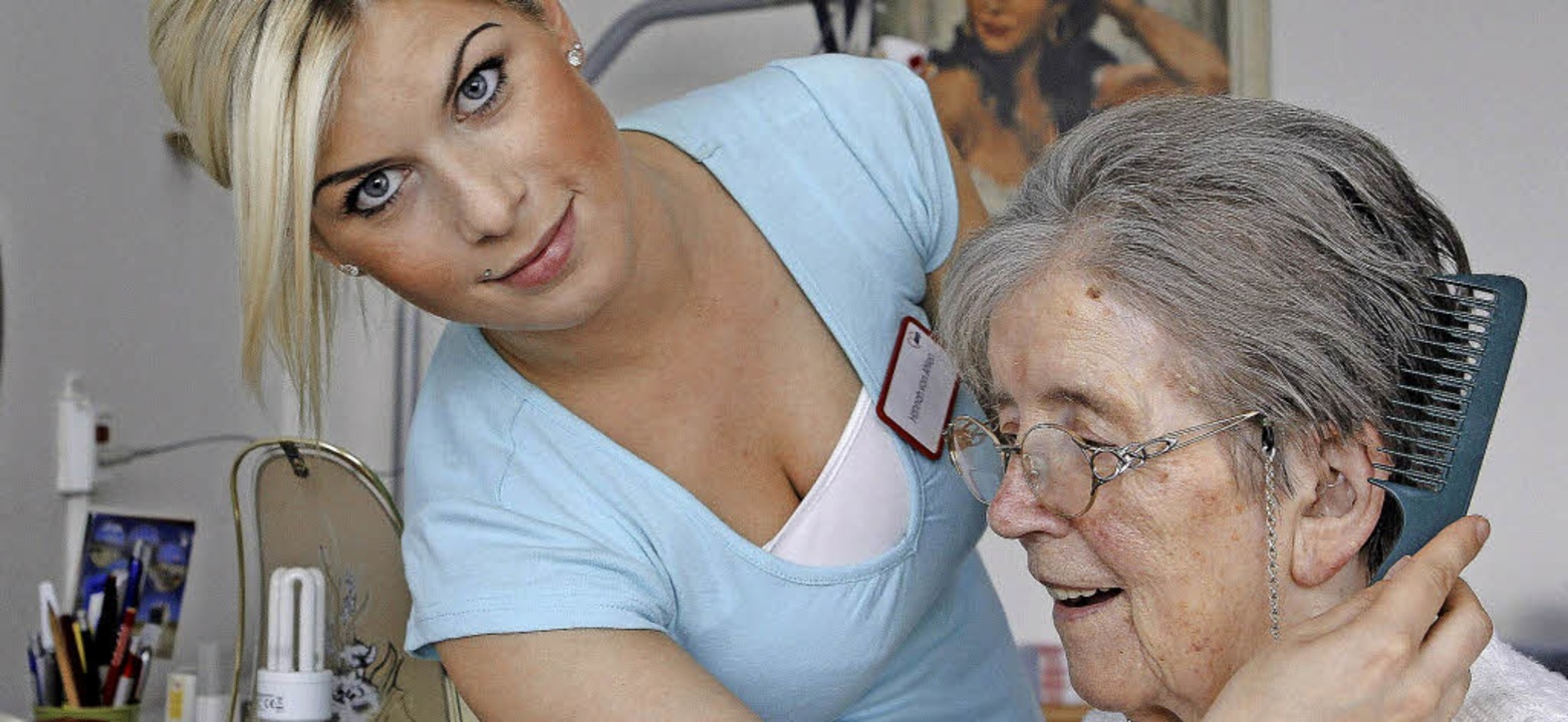 Pflegekräfte sind in Deutschland Mange...egealltag  in einem Altenheim in Kiel.  | Foto: dpa