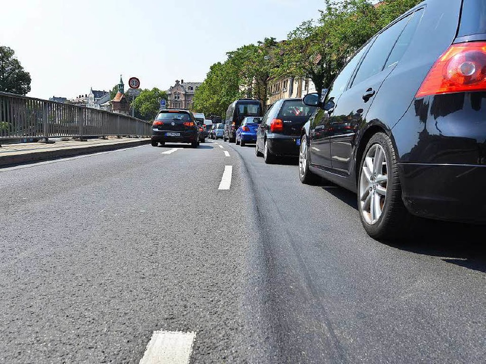 Tempo 30 auf der LeoWohleb Brücke wegen Spurrille Freiburg