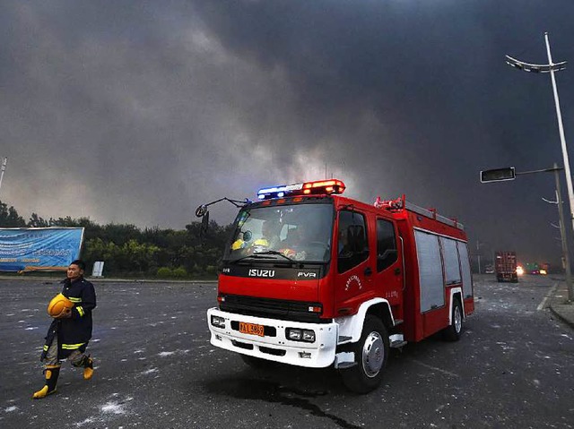 Die Feuerwehr in Tianjin war mit 1000 Mann im Einsatz.  | Foto: dpa