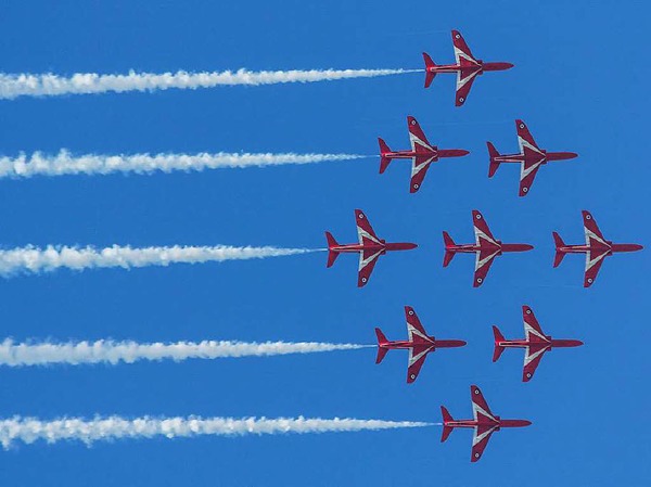 Michael Basler: Die Kunstflugstaffel "Red Arrows" der Royal Air Force am Himmel ber Payerne whrend der Flugshow Air14.