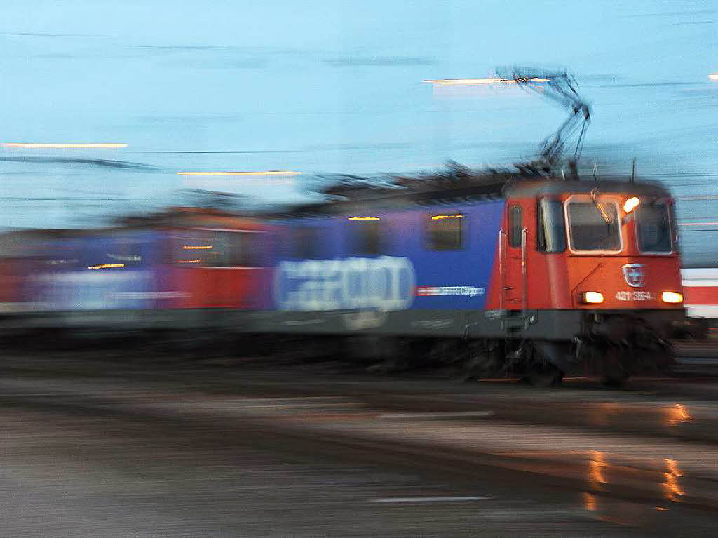 Michael Basler: Das Gespann der RE 10/10 beschleunigt auf der Fahrt in die Schweiz im Bahnhof Basel Bad. Bf., aufgenommen im Mrz 2013.