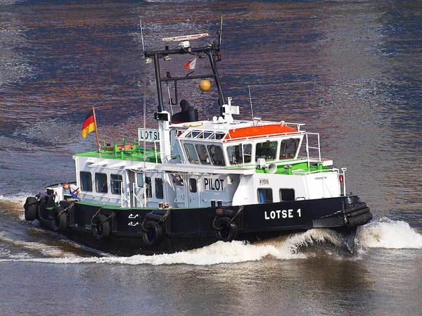 Olaf Heide: Flotte Fahrt voraus - die Fotos habe ich im Hamburger Hafen geschossen.
