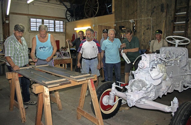 Ihre Werkstatt kennt keine Sommerpause...ebungsvoll an historischen Fahrzeugen.  | Foto: Martha Weishaar