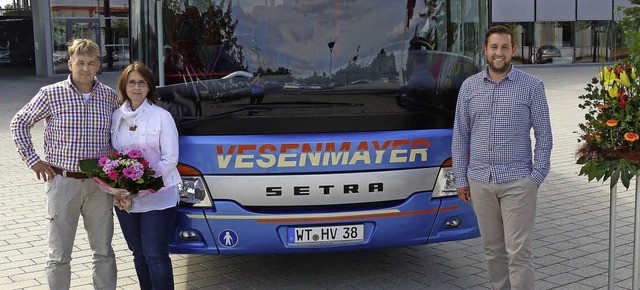 Den neuen Setra-Bus  mit barrierefreie...o Bauer und Sohn Steffen  in Empfang.   | Foto: Privat