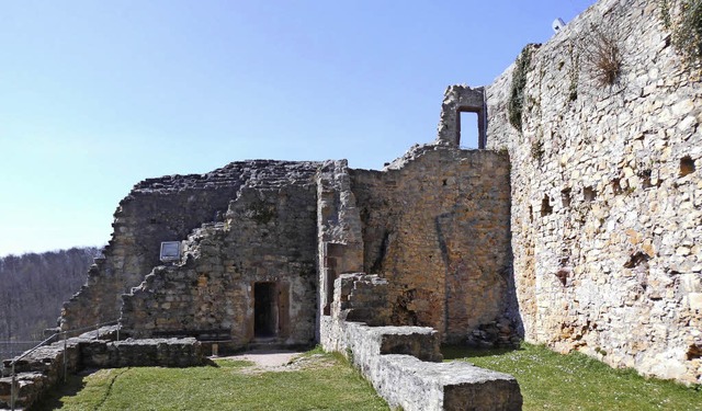 Rechts im Bild ist der Grundriss der B... Nordseite der Rttler Burg zu sehen.   | Foto: Scholaster