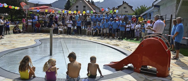 Der Brgermeister spricht, die Badfreunde hren zu und das neue Becken lockt.   | Foto: Bernd Fackler