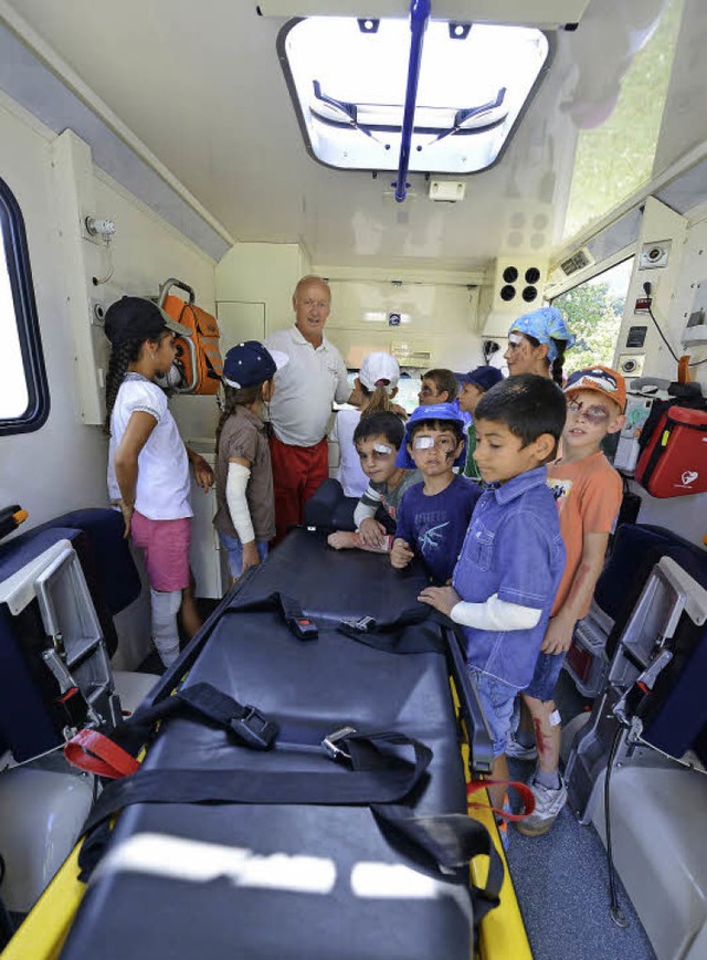 Kinder auf Entdeckungstour mit Hansjr...renamtlich frs Rote Kreuz im Einsatz   | Foto: Eggstein