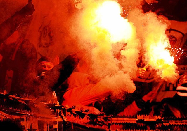 Pyrotechnik &#8211; ein Grund fr zahlreiche Stadionverbote.  | Foto: dpa