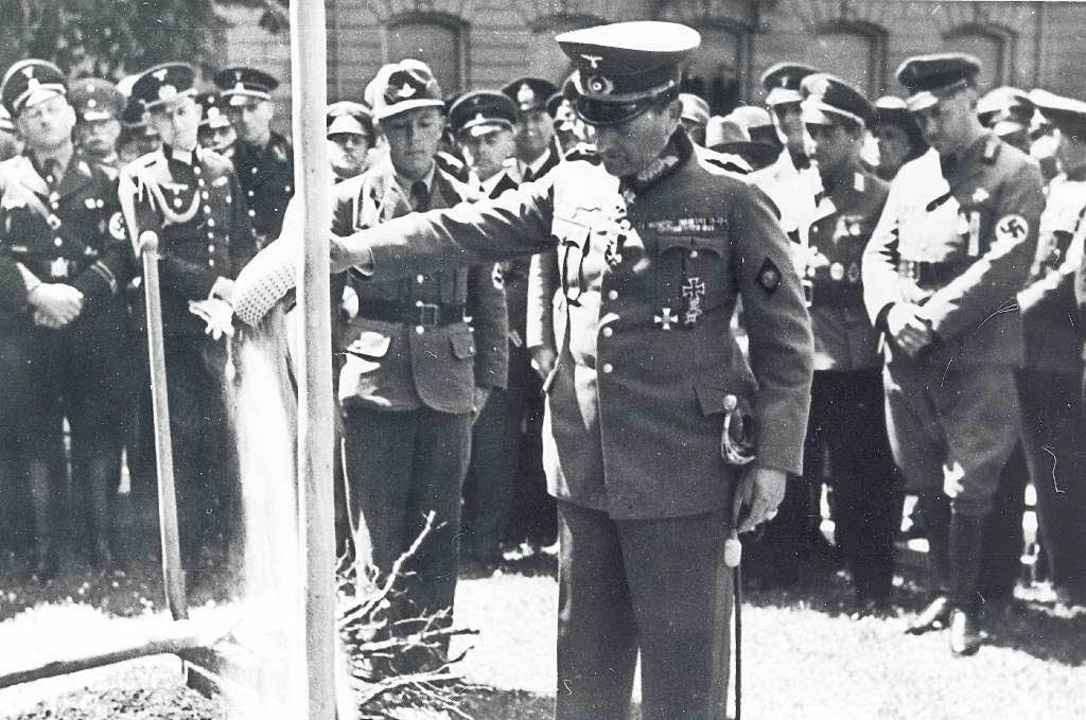 Die Kolonial-Eiche vor dem KG I wird gepflanzt.  | Foto: Sacksofsky/Stadtarchiv