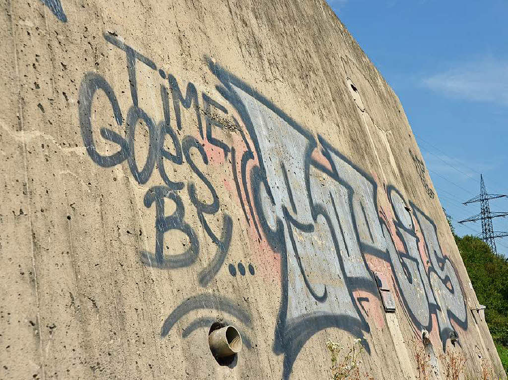 Die Graffiti mssen bald weichen. Am Ende der Bauarbeiten wird die Wand kugelgestrahlt.