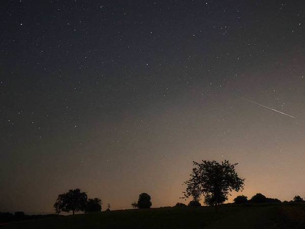 "... gute Sicht und eine laue Sommernacht machten es mglich, Sternschnuppen der Perseiden zu fotografieren." Foto von Tilo Wiesbach - bei Adelhausen am 13.08. eine Viertelstunde nach Mitternacht