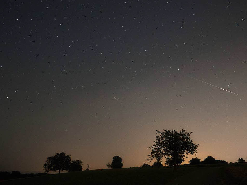 „... gute Sicht und eine laue Sommernacht machten es mglich, Sternschnuppen der Perseiden zu fotografieren.“ Foto von Tilo Wiesbach – bei Adelhausen am 13.08. eine Viertelstunde nach Mitternacht