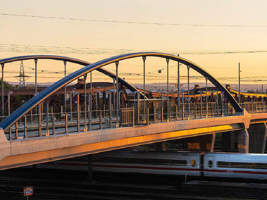 Franz Wieber: Vorbeifahrender ICE unter der neuen Trambrcke in der Abendsonne