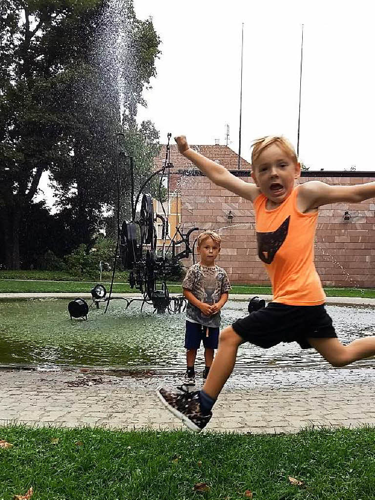 Katharina Schaefer: Luis und Theo vor dem Tinguely Museum. Das war vergangene Woche und Luis hat sich nach lngerem Zgern doch noch dazu entschlossen "schnell" mal eben mit aufs Bild zu wollen.