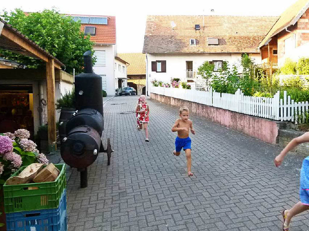 Paul Ltzelschwab: Wir waren in Bamlach in einer Gartenwirtschaft zum Anend-Essen. Meinem Enkel Leon war das natrlich zu langweilig! Er hat ein Wettrennen mit zwei Hollndischen Mdels veranstaltet. Er wurde  zweitschnellster!!!!!!!!!!