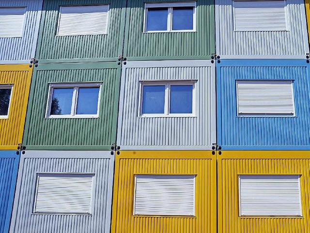 Wohncontainer &#8211; hier ein Bild au...Unterknfte fr Flchtlinge errichtet.  | Foto: dpa