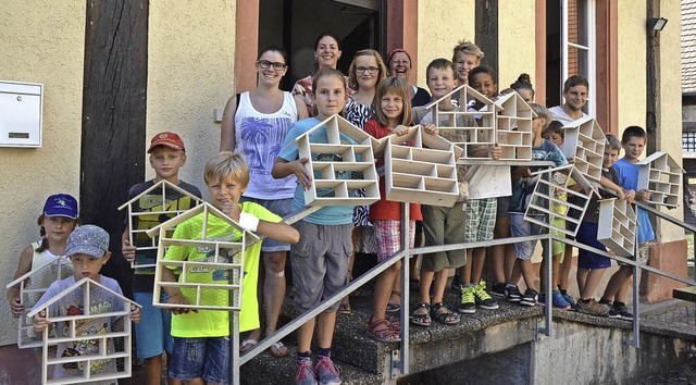 Die Kinder mit ihren Huschen fr Insekten  | Foto: Jrg Schimanski