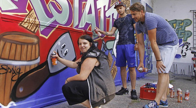 Fabian Bielefeld (rechts) leitet  beim Sprayen an.   | Foto: H. Fssel