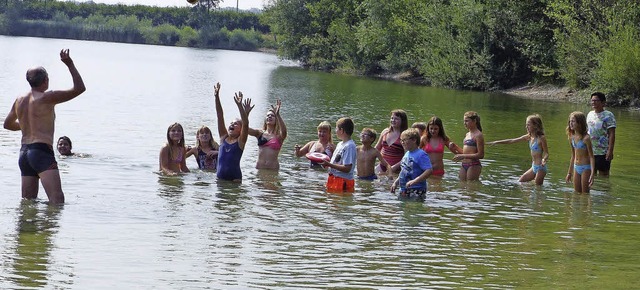 Erfrischend: Wasserspiele im Stockfeldsee mit Hermann Fuchs   | Foto: dieter fink