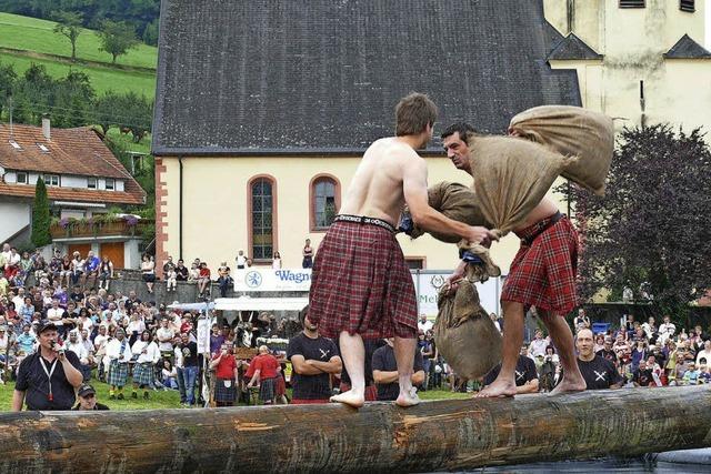 Clans kämpfen in schottischen Disziplinen auf der Dorfwiese