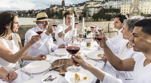 Zum Wohl: Eine Szene vom White Dinner in Basel  | Foto:  Ben Koechlin