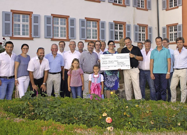 Der Freundeskreis Schloss Brgeln unte...8220; mit einer Spende von 5000 Euro.   | Foto: Schlossverwaltung
