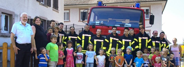 Beim Besuch der Hgelberger Feuerwehr ...Jngsten das  Verhalten im Brandfall.   | Foto: Poppen