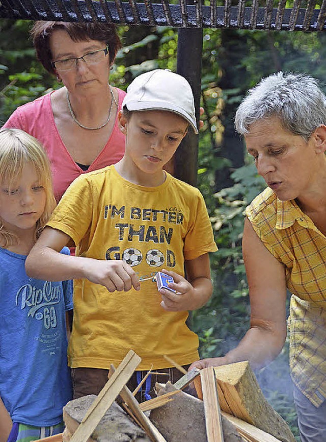 Zuerst das Grillfeuer entfachen, dann backen.    | Foto: Jonas Hirt