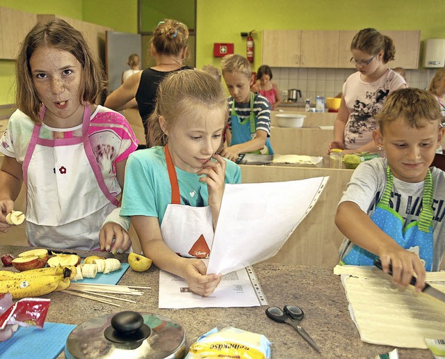 Die Mdchen und Jungen kochen mit Begeisterung.   | Foto: Petra Wunderle