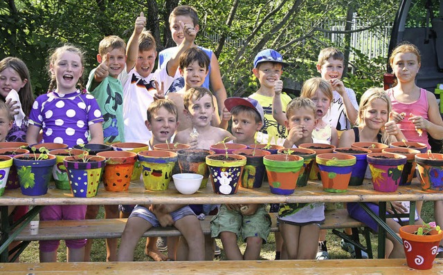 Viel Spa am Blumentpfe bemalen und b...-Kids mit dem Grundschulfrderverein.   | Foto: Ralph Lacher