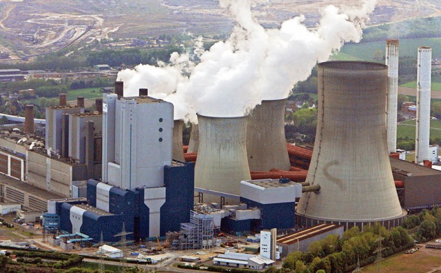 Braunkohlekraftwerke wie dieses in Nie...afr soll der Verbraucher bernehmen.   | Foto: DPA