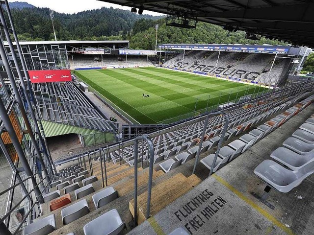 Das Schwarzwaldstadion wird bleiben &#...ch die Osttribne (rechts) rckgebaut.  | Foto: Thomas Kunz