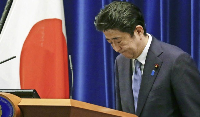 Premierminister Shinzo Abe verbeugt sich am Freitag nach seiner Rede.  | Foto: dpa