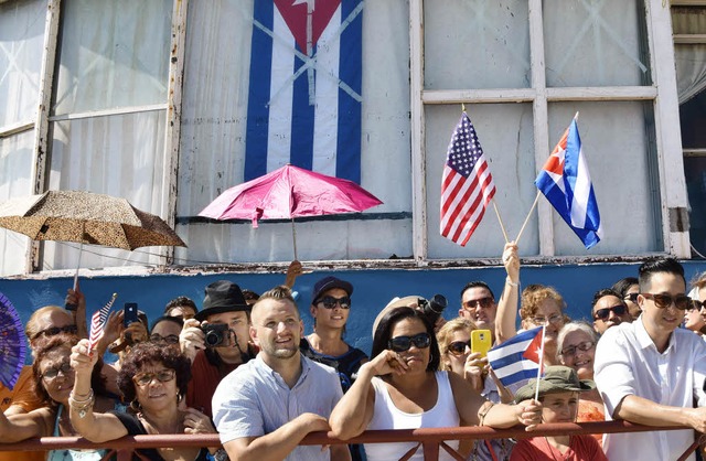 Viele  Menschen  sumten die festliche...eziehungen zwischen Kuba und den USA.   | Foto: afp