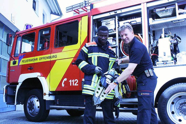 Omar bei der Feuerwehr mit Wolfgang Schreiber  | Foto: Julia Trauden 