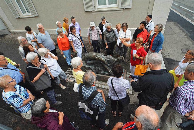 Der Spaziergang fhrte auch zu Konrad ...lptur &#8222;Existenzielle Not&#8220;.  | Foto: Barbara Ruda