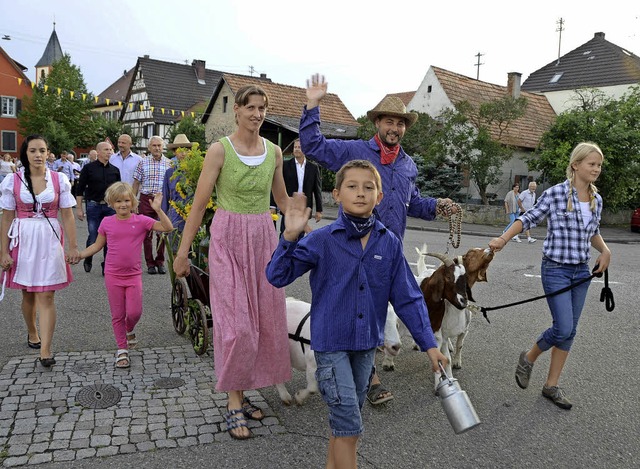 Sasbach. Diese Winzerfamillie hat gleich ihre drei Ziegen mitgenommen.  | Foto: Roland Vitt