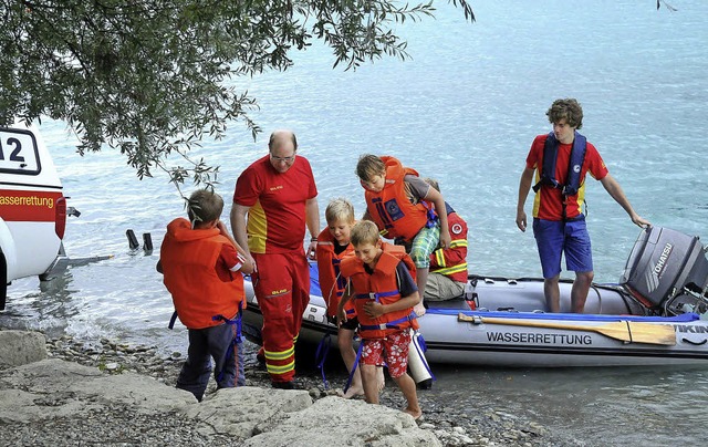 Kindern lernen am Waldmattensee, was man zum gefahrlosen Retten bentigt.   | Foto: wolfgang knstle